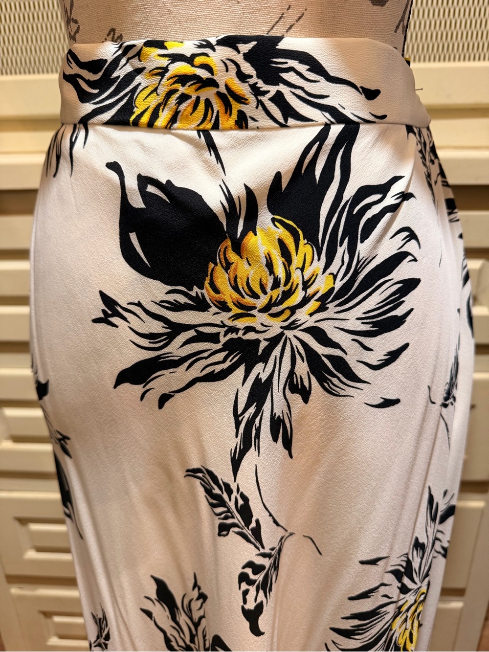 Vintage Escada Silk Floral Maxi Skirt Cream Black Yellow NWT - Picture 2 of 3